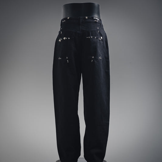 B  Riveted loose jeans