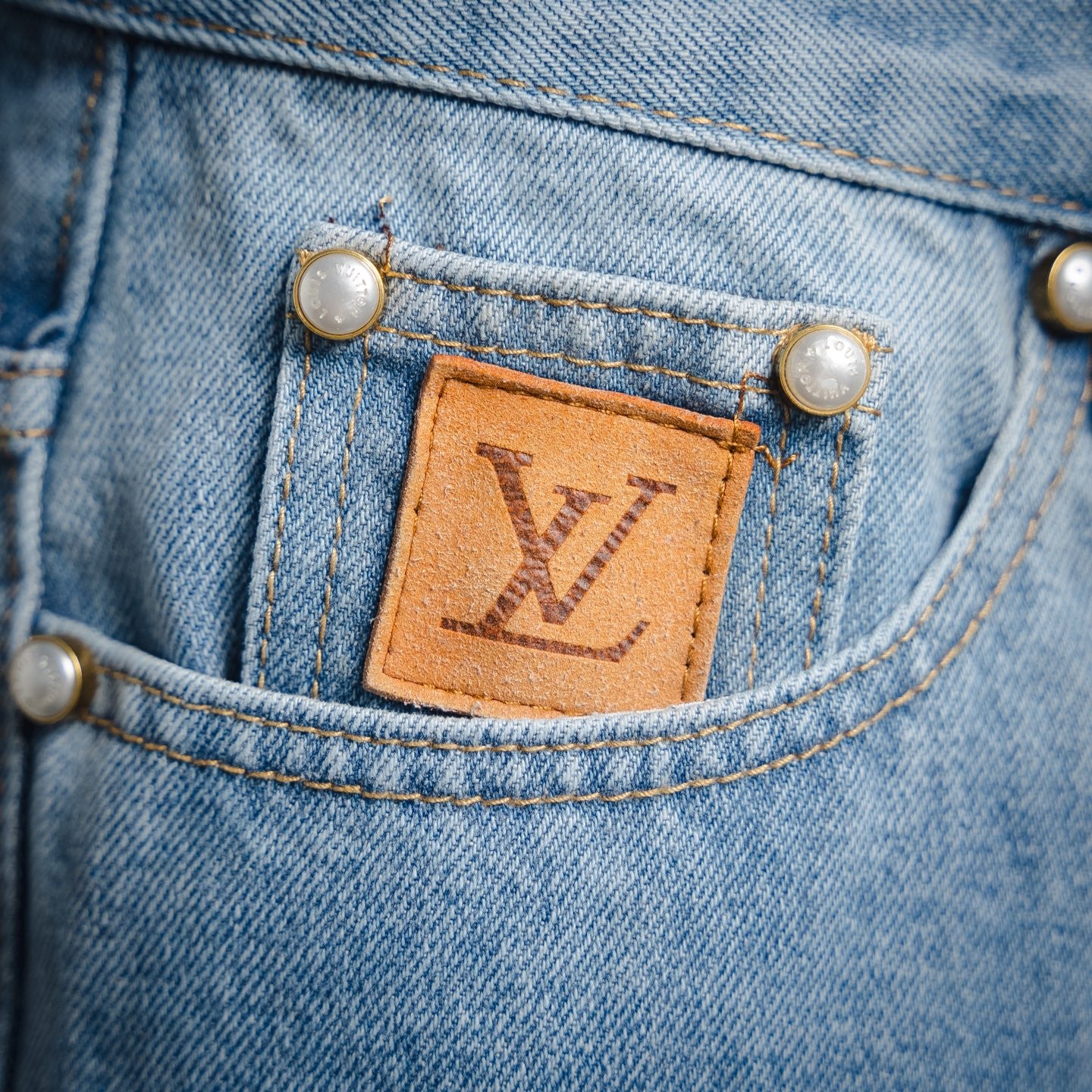 1V  pearl button denim shorts
