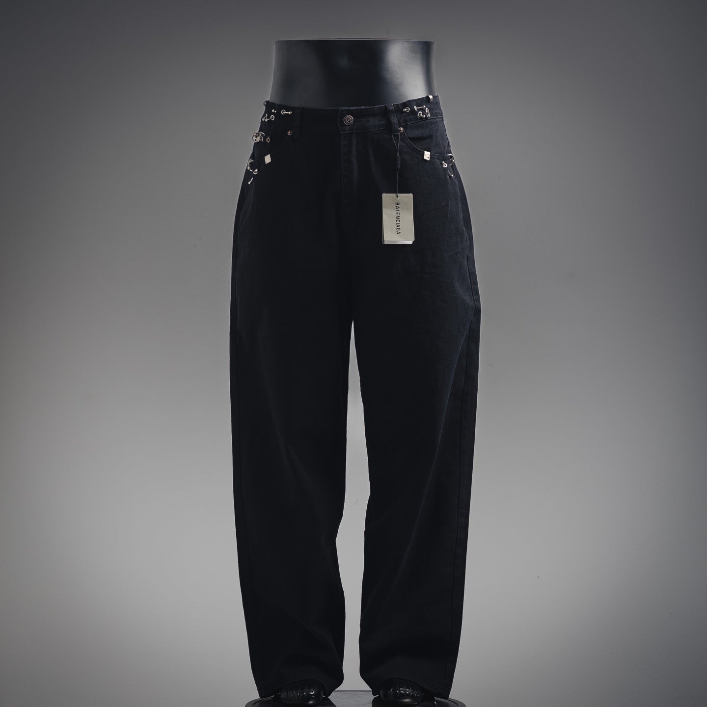 B  Riveted loose jeans