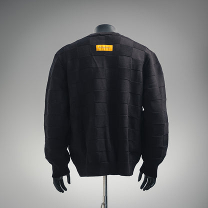 1V Pin Checkerboard Knitted Sweater