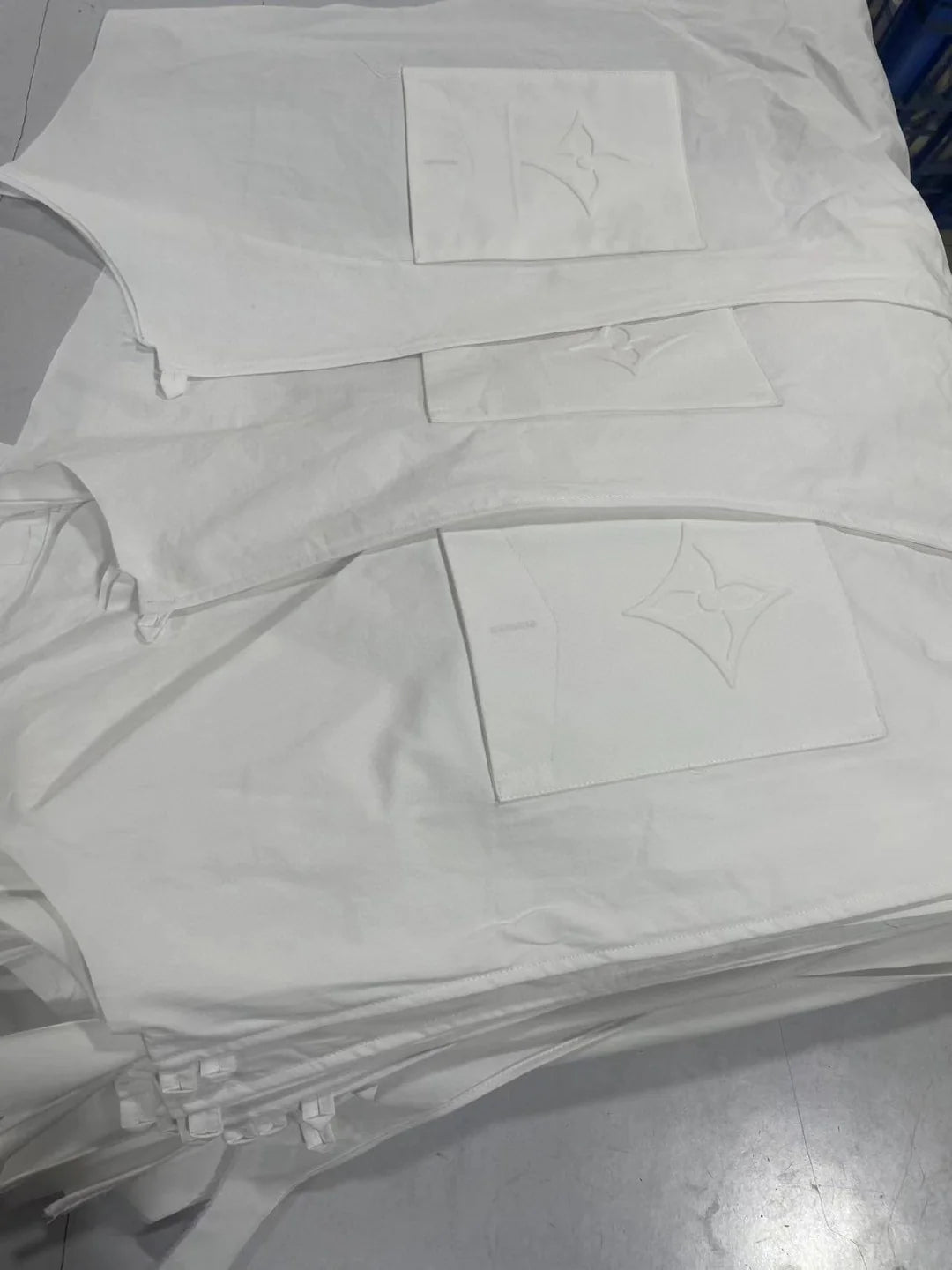 1V Embossed short-sleeved shirt