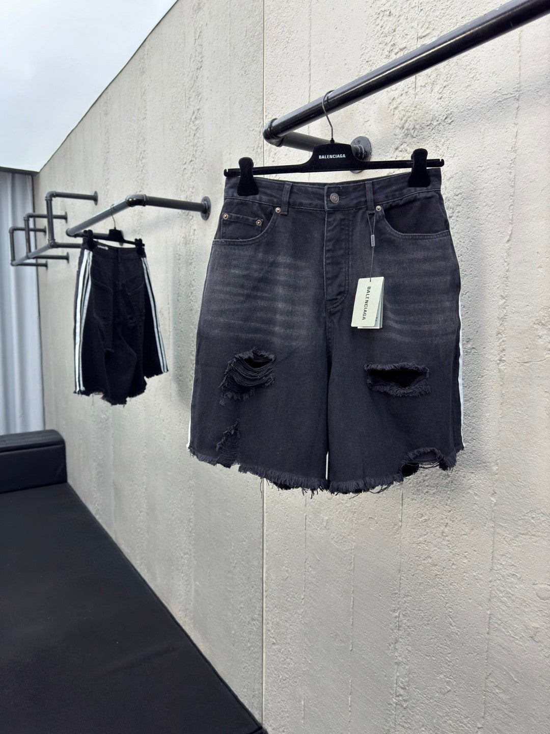 B Short jeans with ripped holes