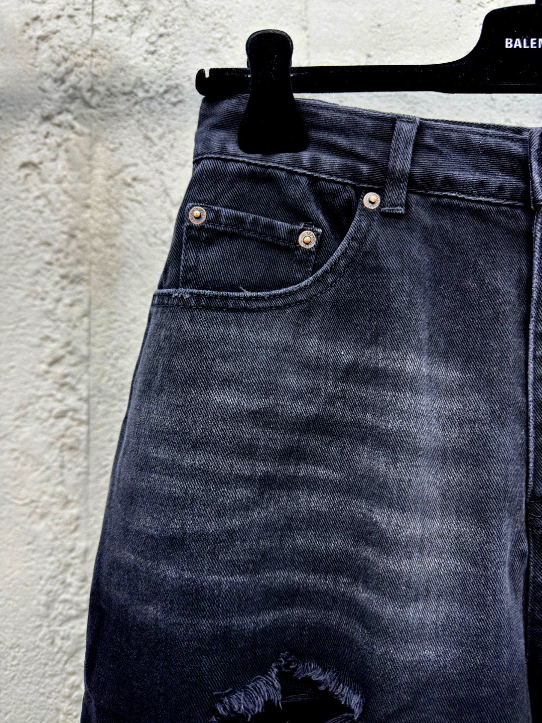B Short jeans with ripped holes