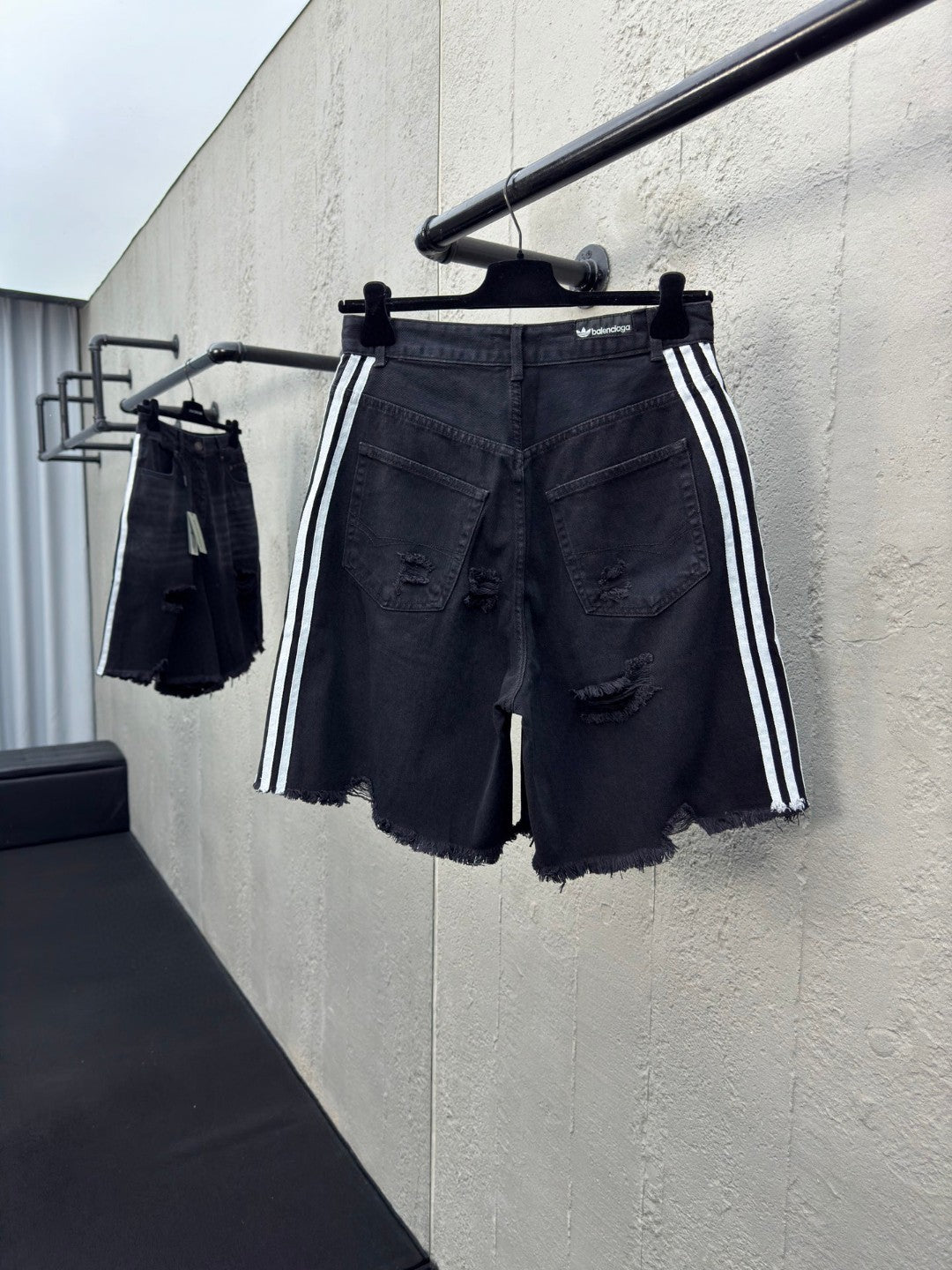 B Short jeans with ripped holes