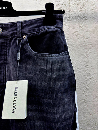 B Short jeans with ripped holes