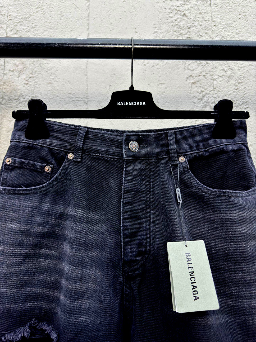 B Short jeans with ripped holes
