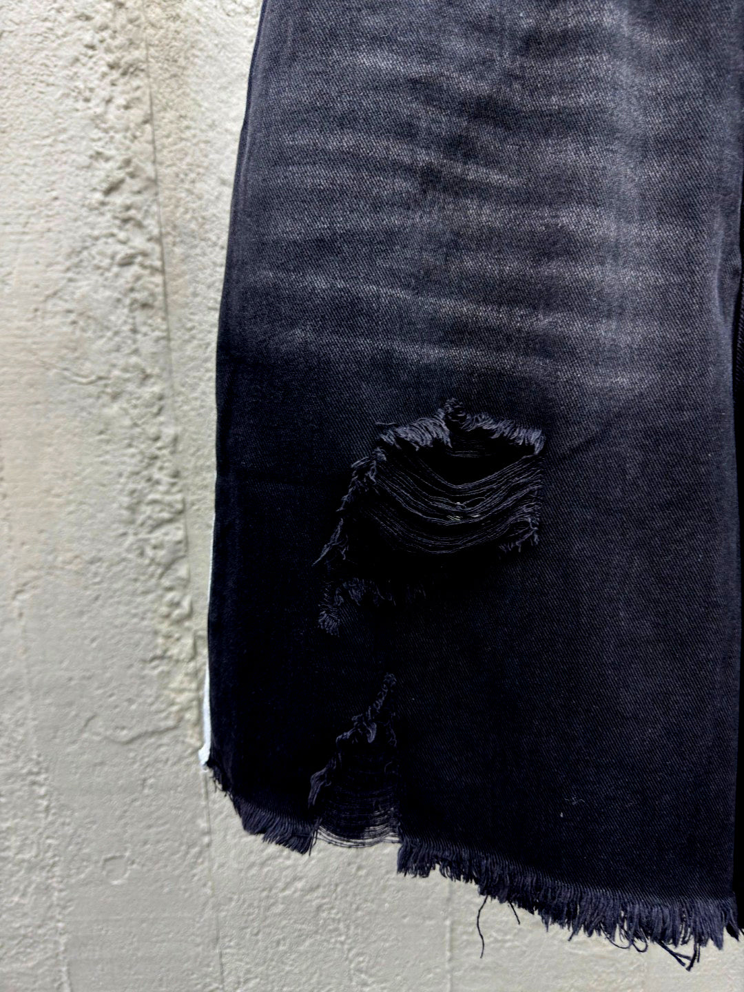 B Short jeans with ripped holes