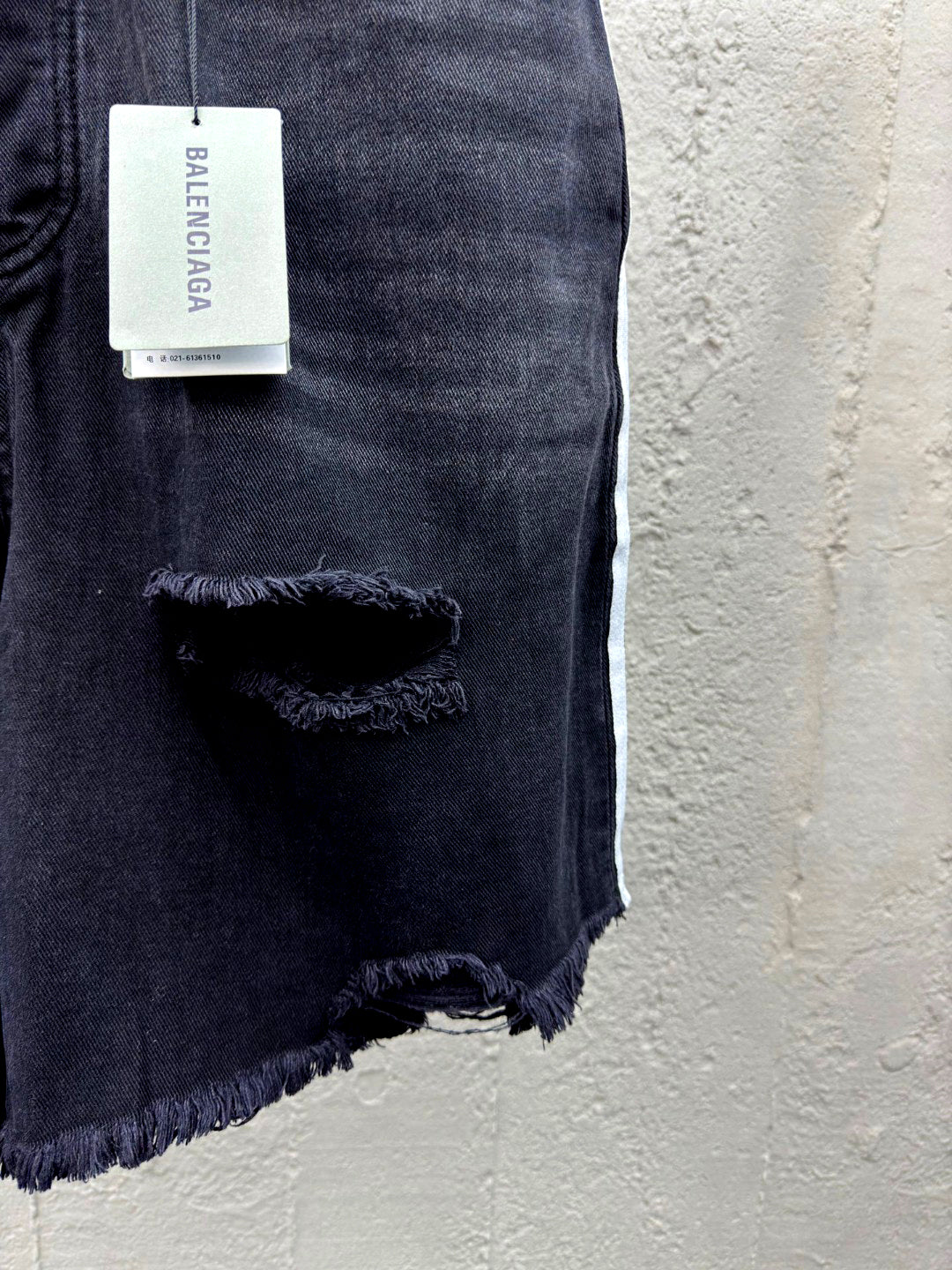 B Short jeans with ripped holes