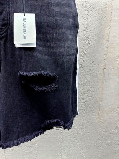 B Short jeans with ripped holes