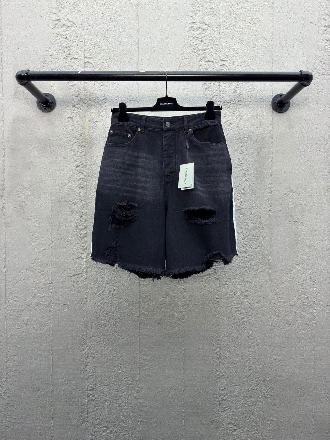 B Short jeans with ripped holes
