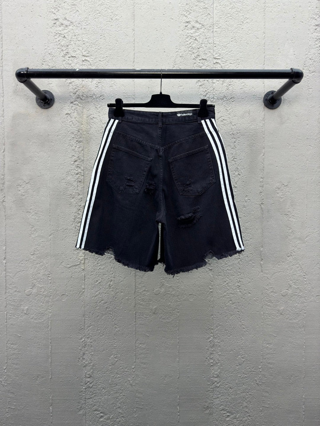 B Short jeans with ripped holes