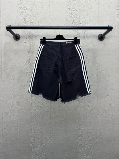 B Short jeans with ripped holes