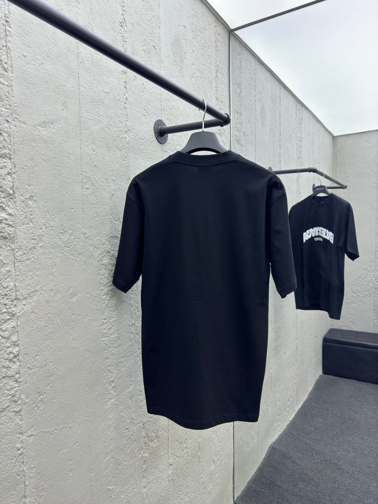 B  inverted letters embroidered logo T-shirt