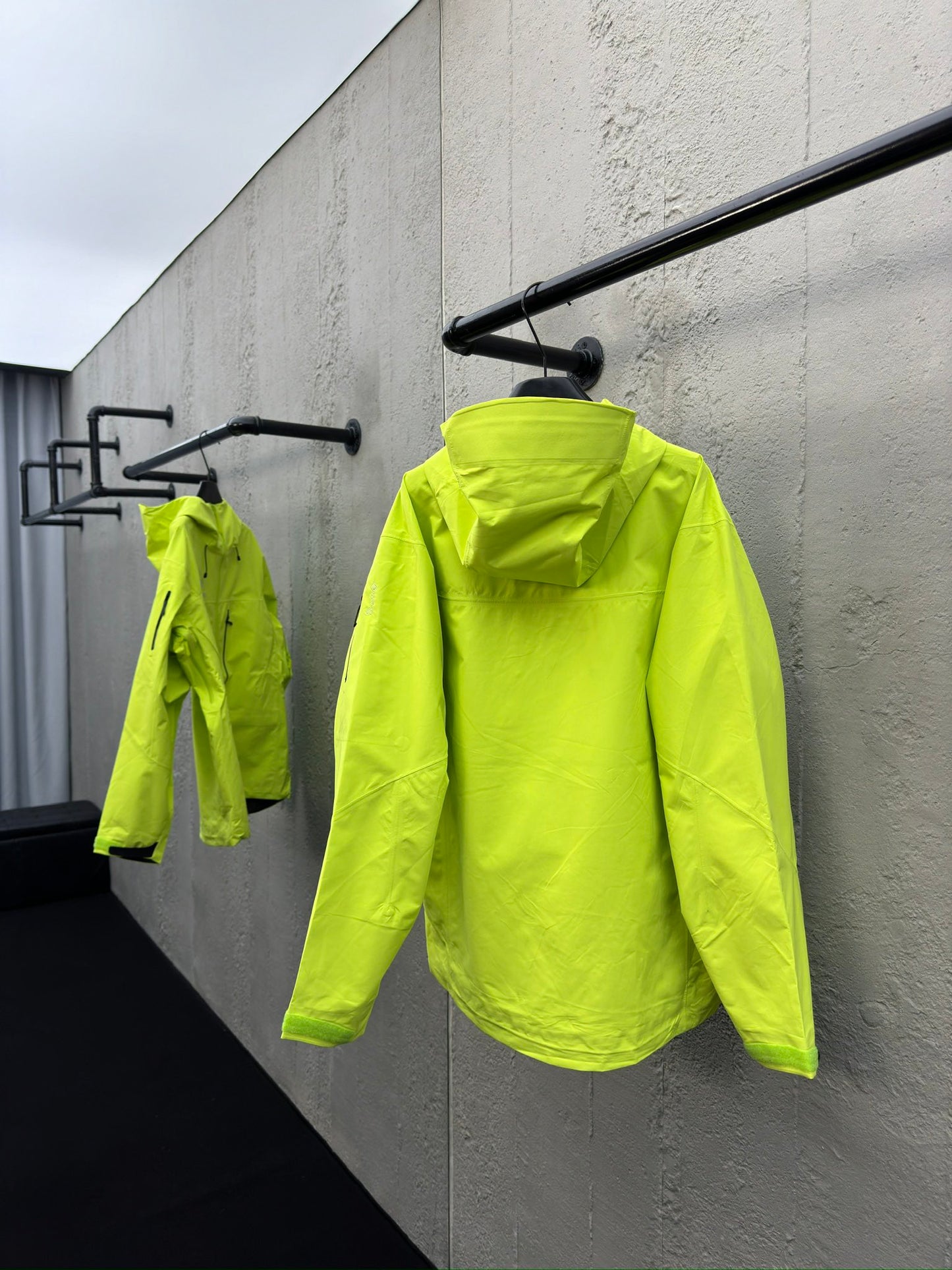 
A Alpha SV 6 Hardshell Sweatshirt Fluoreszierende Farbe