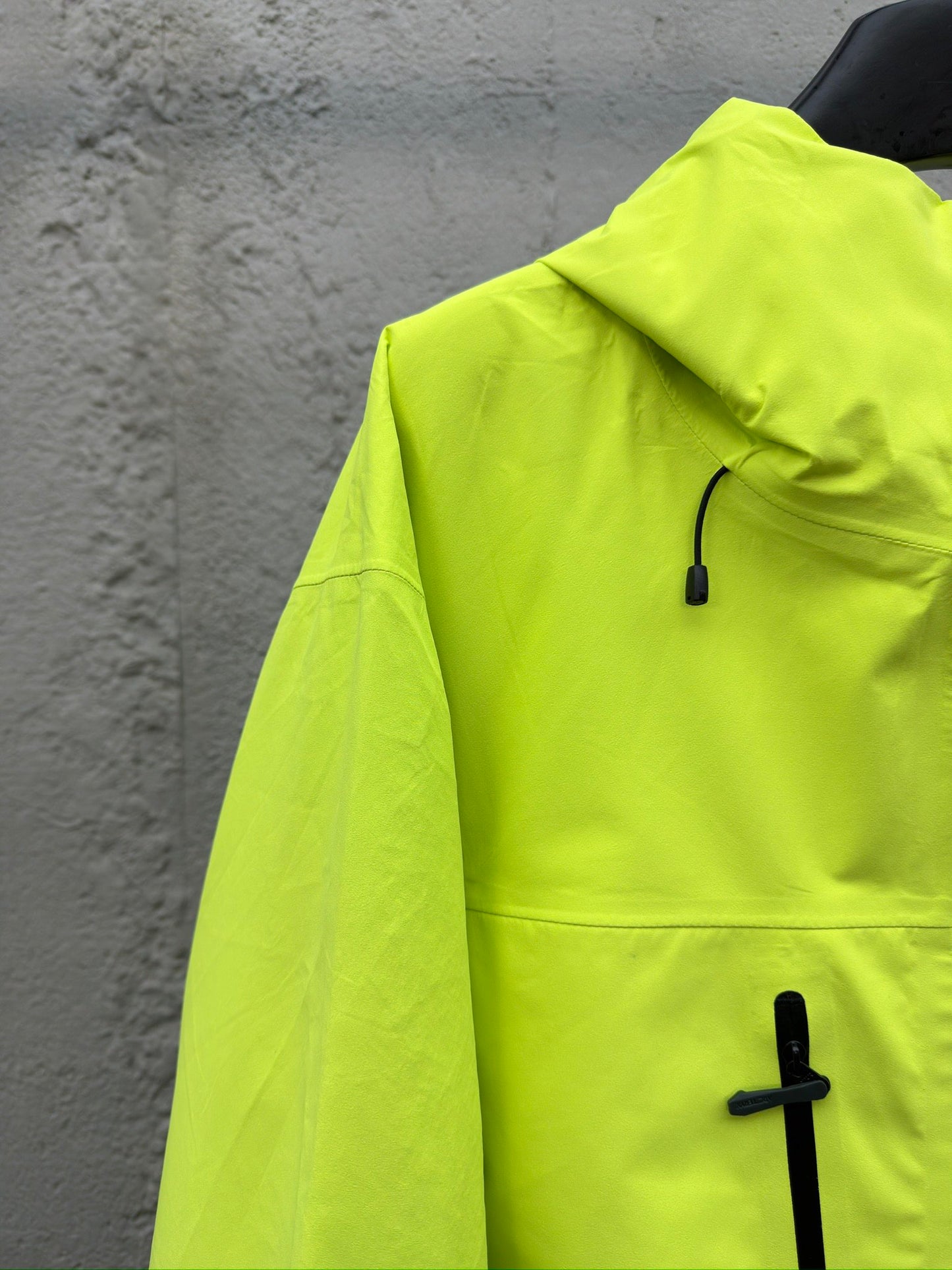 
A Alpha SV 6 Hardshell Sweatshirt Fluoreszierende Farbe