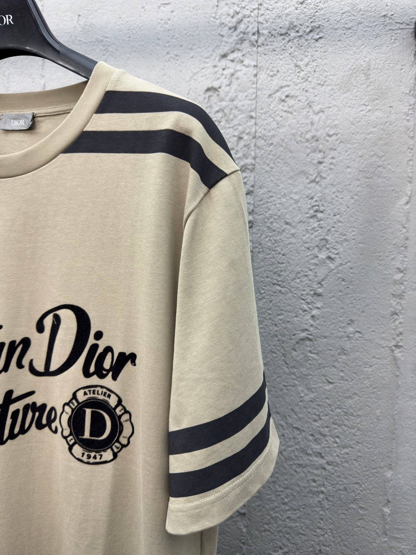 D Flocking short sleeve with five star emblem