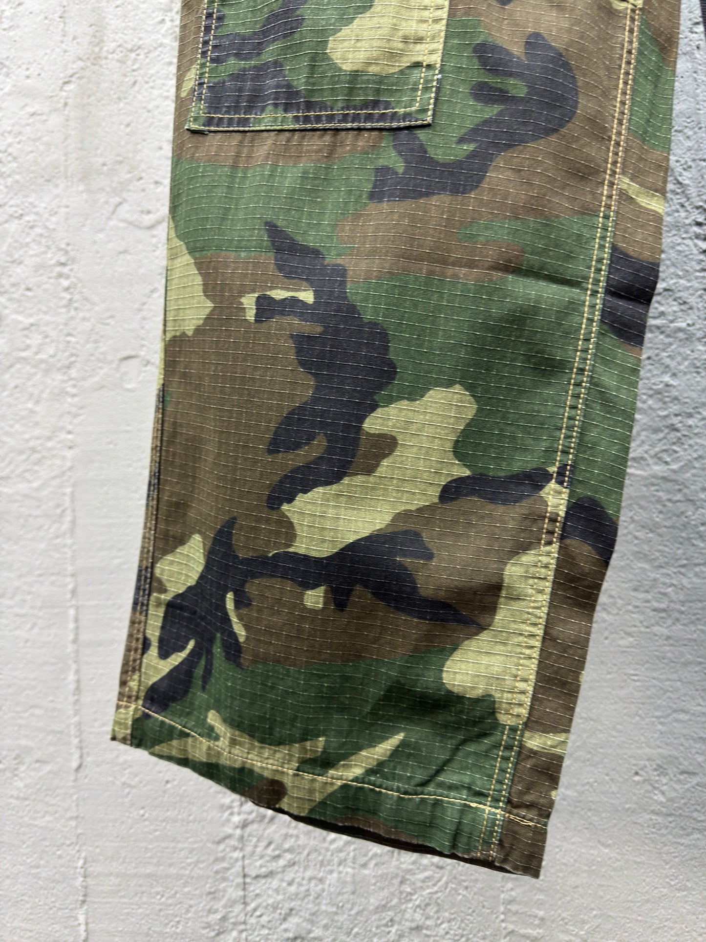 B  Camouflage Spliced Jeans