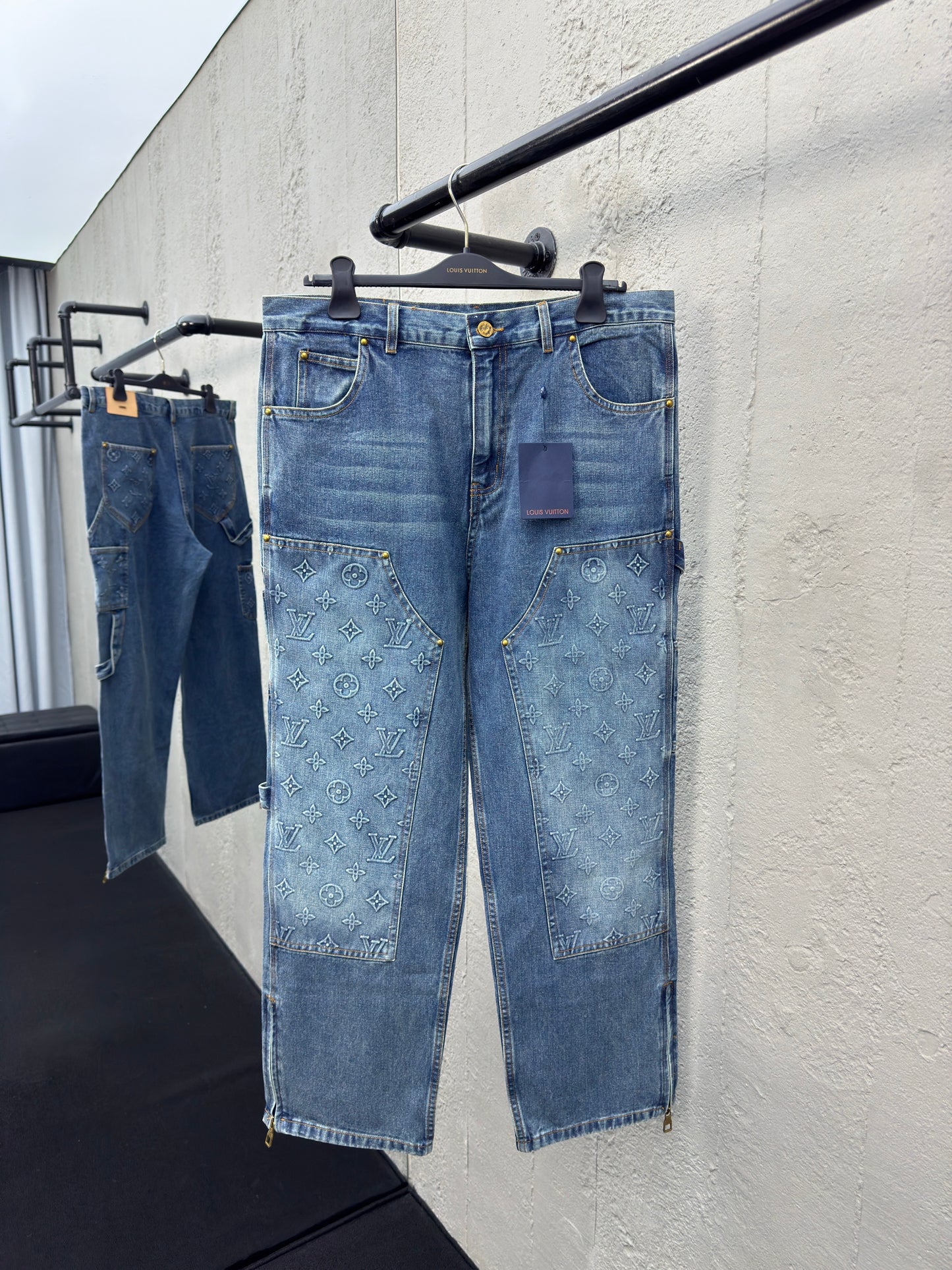1V  embossed jeans blue