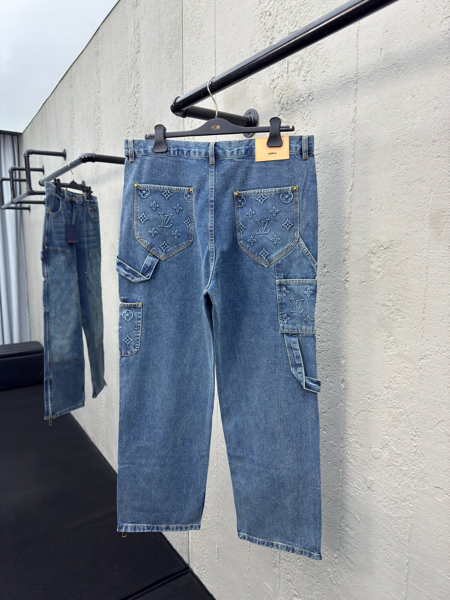 1V  embossed jeans blue