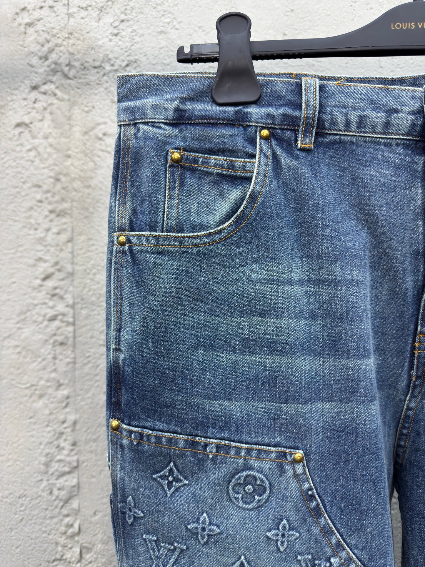 1V  embossed jeans blue