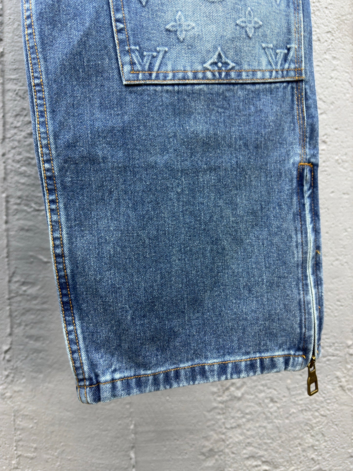 1V  embossed jeans blue