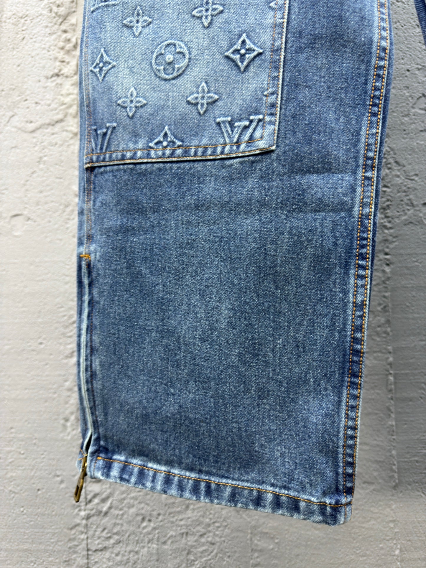 1V  embossed jeans blue