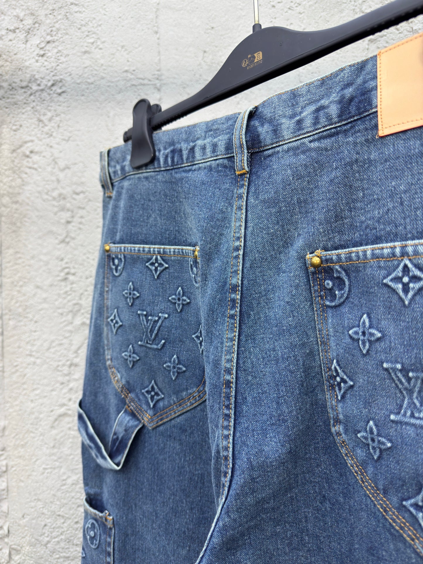 1V  embossed jeans blue