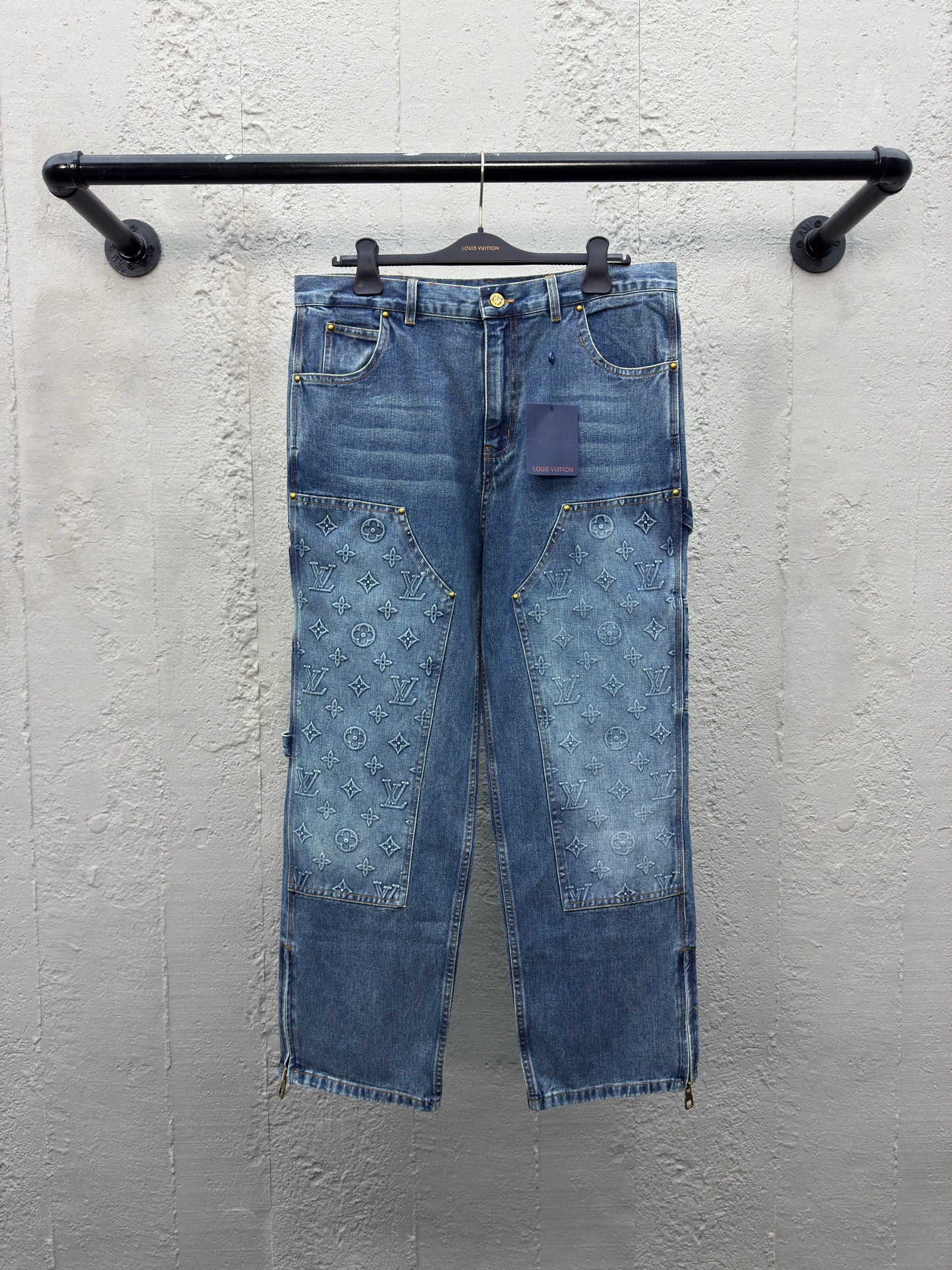 1V  embossed jeans blue