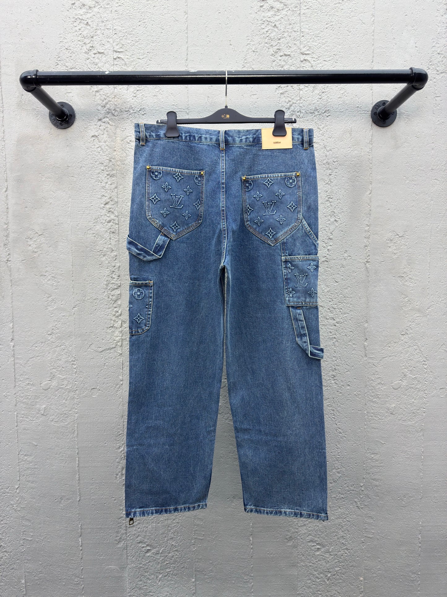 1V  embossed jeans blue