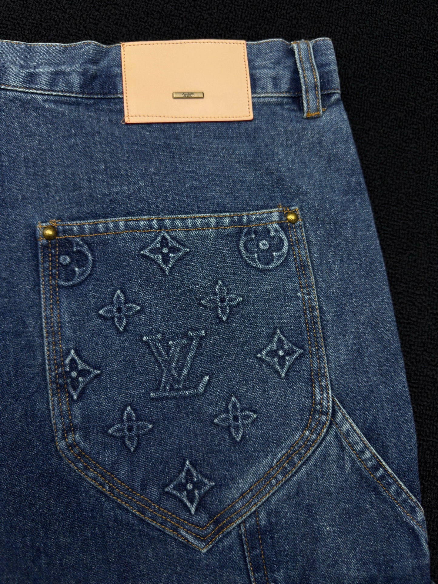 1V  embossed jeans blue