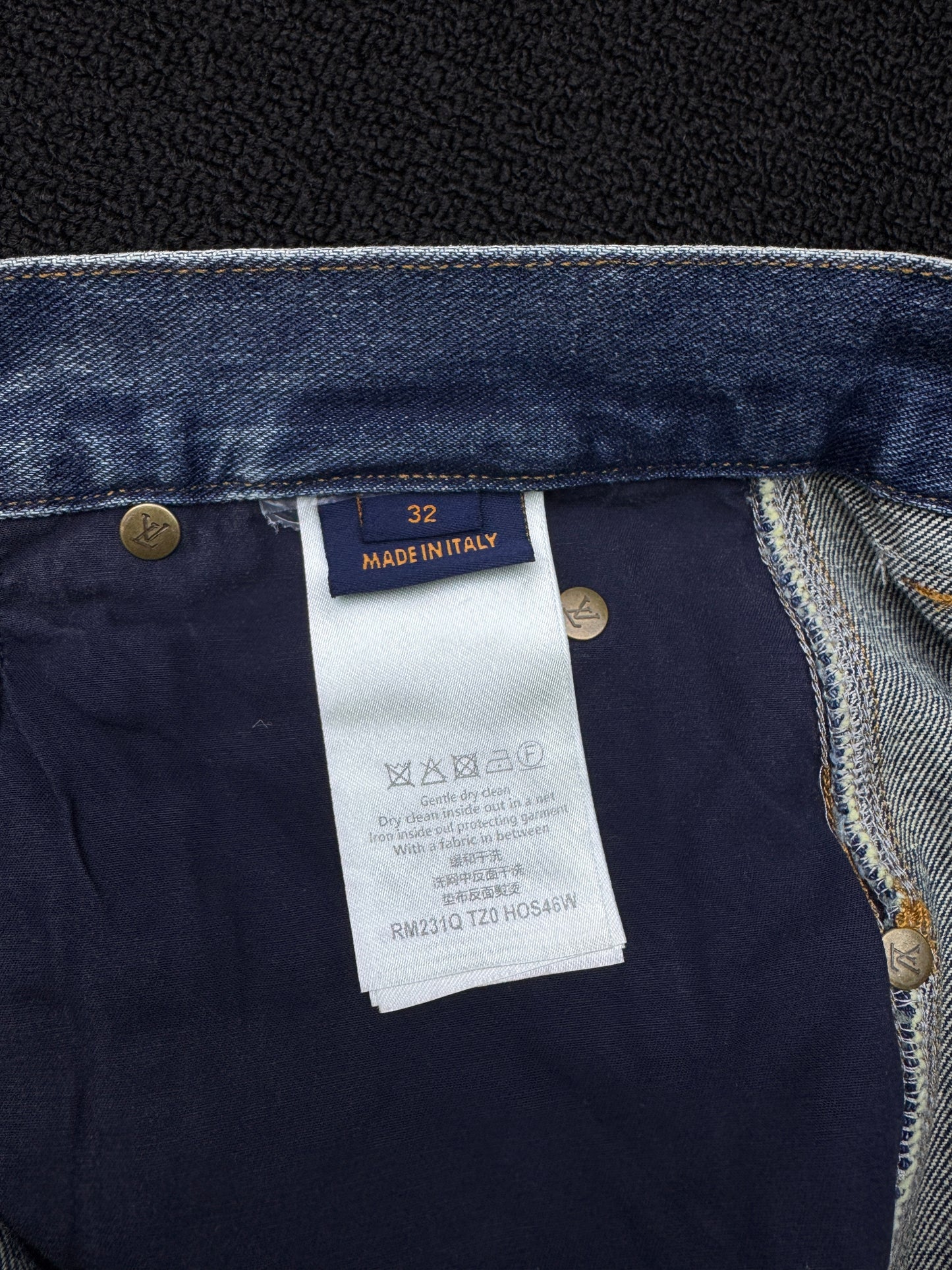 1V  embossed jeans blue