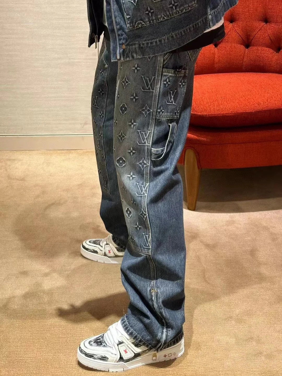1V  embossed jeans blue